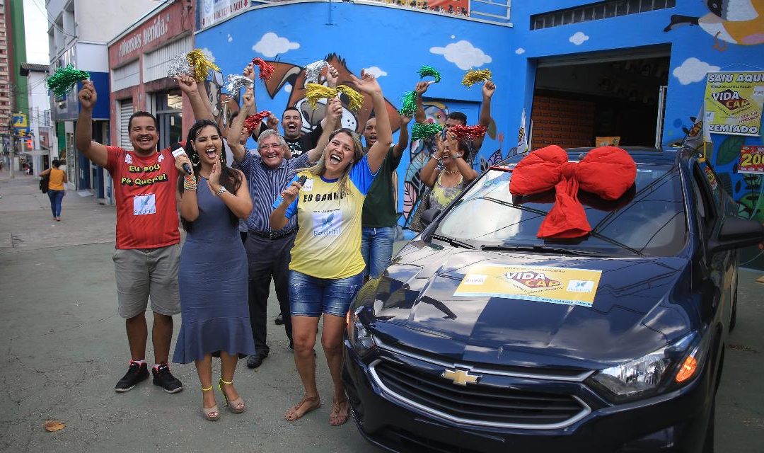 Moradora de Jundiaí compra pela primeira vez o Vida Cap e ganha um Chevrolet Ônix.
