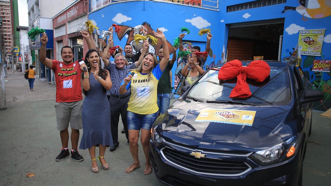 Moradora de Jundiaí compra pela primeira vez o Vida Cap e ganha um Chevrolet Ônix.